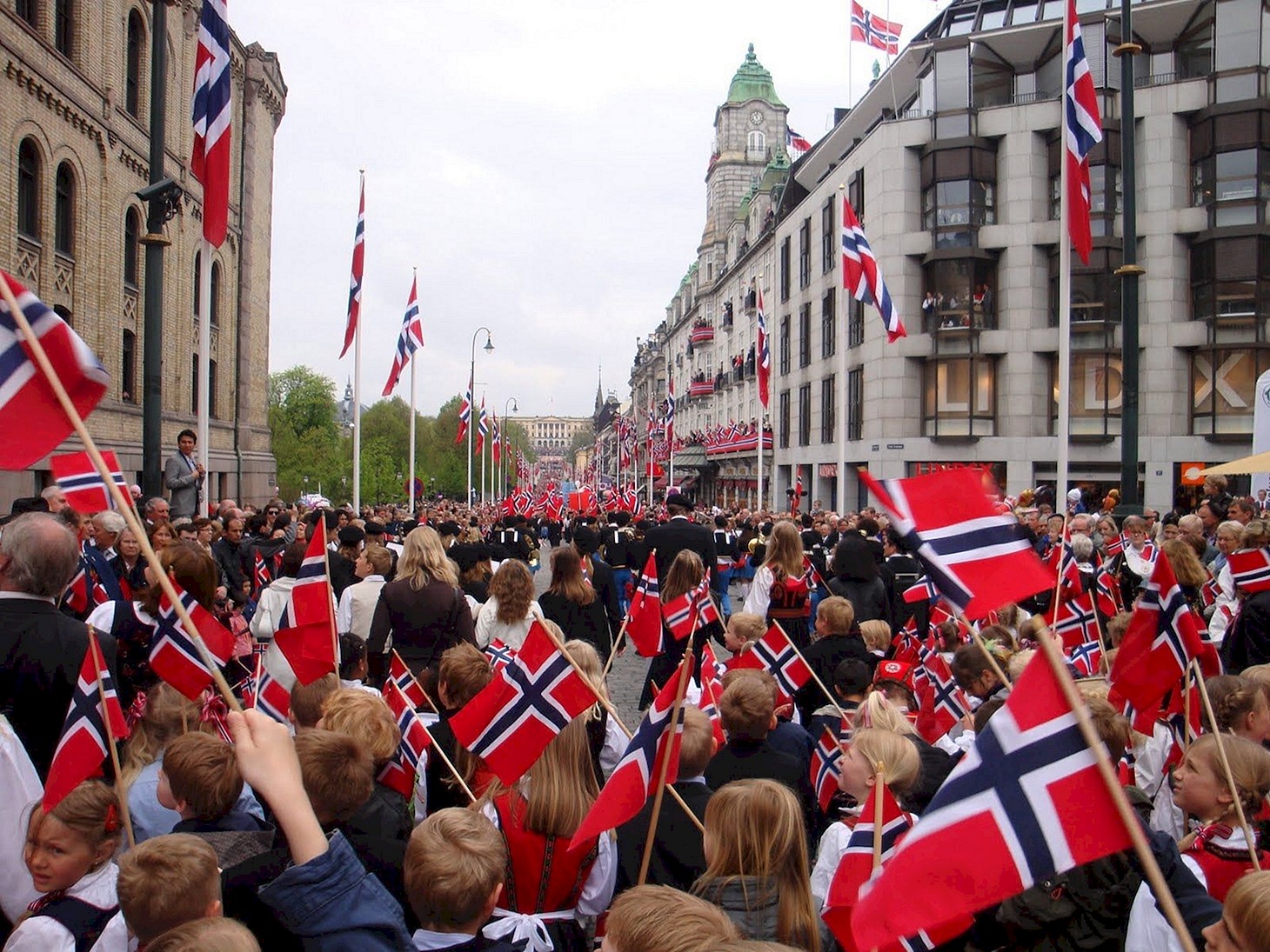 Пестрое население. Норвегия Осло народ. Население Норвегии. Норвегия праздники. Национальные праздники Норвегии.