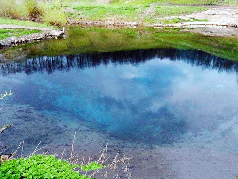 Башкортостан кармаскалинский. Голубое озеро Зянгяр Куль. Голубое озеро Башкирия Кармаскалинский район. Голубое озеро-Родник Зянгяр-Куль. Новомусино Кармаскалинский район голубое озеро.