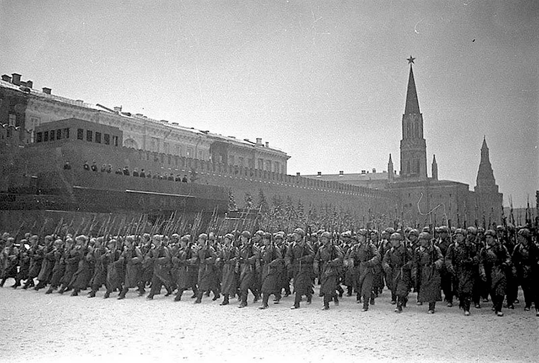 Парад победы в 1941 году. Парад 7 ноября 1941 года. Битва под Москвой 1941-1942. Парад на красной площади 7 ноября 1941 года. Парад на красной площади 1941 битва за Москву.