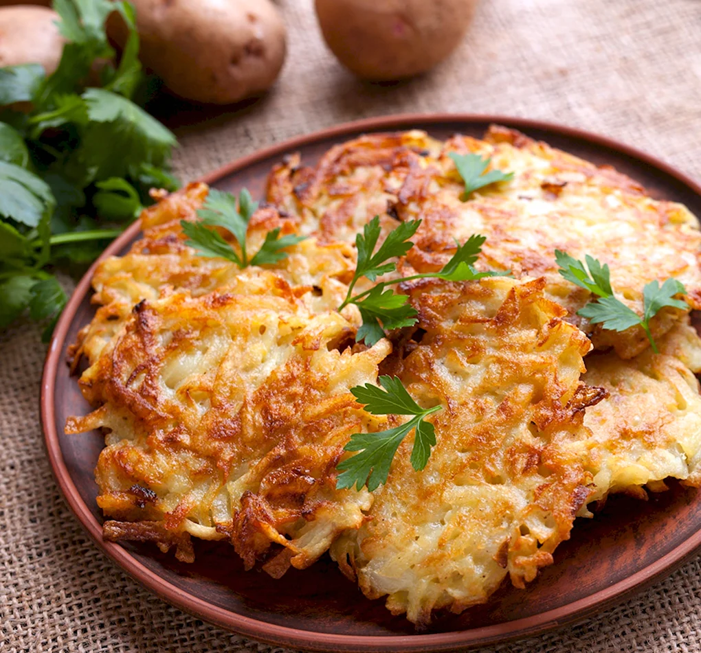 Самый простой и вкусный рецепт драников. Белорусское национальное блюдо драники. Деруны картофельные. Картофельные оладьи драники. Белорусские драники картофельные классический.