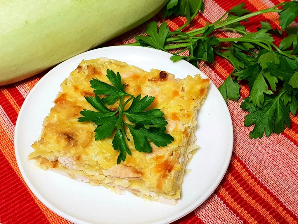 Рецепт запеканки из кабачков с яйцами. Куриная запеканка с цукини. Запеканка из цукини в духовке. Запеканка из кабачков и куриного филе. Запеканка из кабачков с курицей и сыром в духовке.