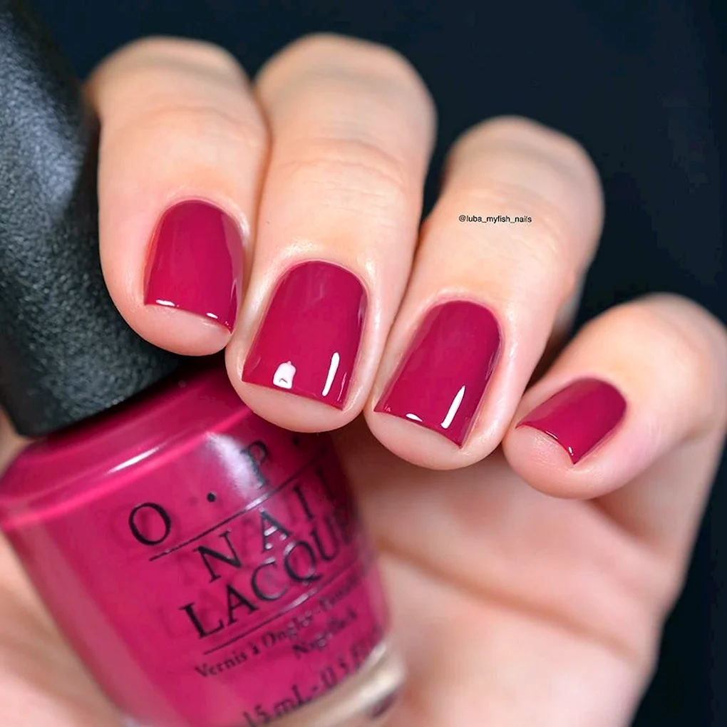 OPI Miami Beet. Маникюр ягодного цвета. Темно-розовый маникюр. Ногти темно розовые.