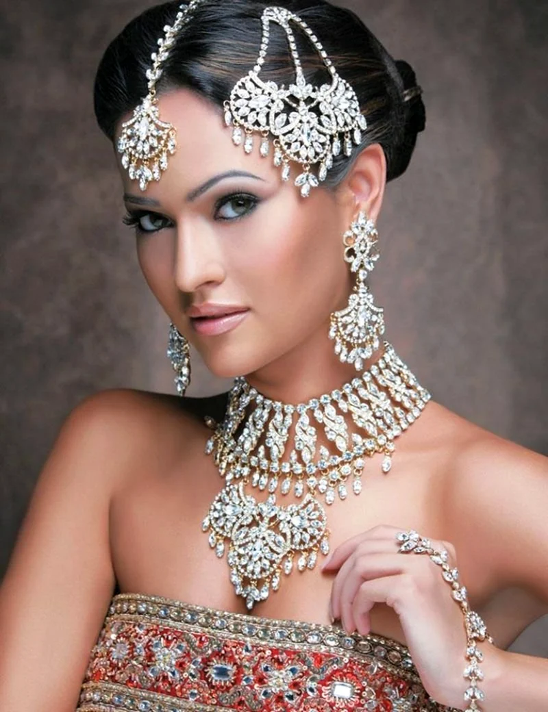 Тика — индийское украшение на голову для современных модниц