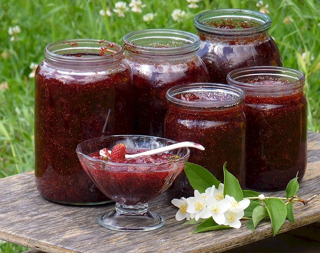 Варенье из садовой земляники. Варенье. Земляничное варенье. Земляника Лесная варенье. Варенье из земляники.